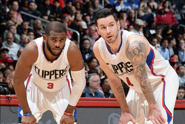 拜仁26／27赛季主场球衣谍照：红色基调搭配领口袖口金色线条（拜仁26／27赛季主场球衣曝光：通体红色，领口与袖口采用金色细边）