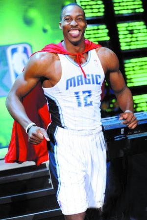 邵佳一告诫小球员：怎么能喝可乐呢，光跟老队员学散漫了（邵佳一提醒小球员：可乐怎能喝？别把老队员的散漫学去了）